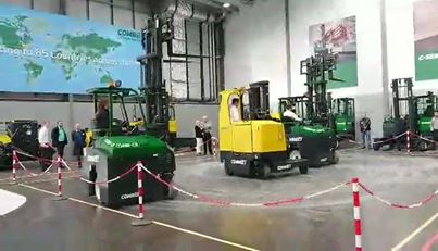 Táncpróba az írországi Combilift targoncagyárban