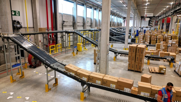 CEVA Logistics elosztóközpont csomagszortírozó