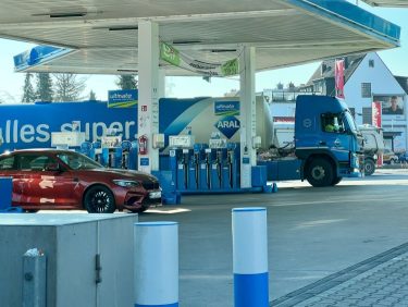 üzemanyag töltőállomás benzinkút tehergépkocsi