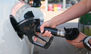 üzemanyag töltőállomás benzinkút töltőpisztoly