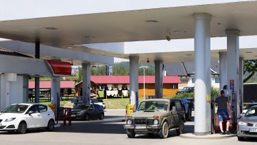 üzemanyag töltőállomás benzinkút terepjáró