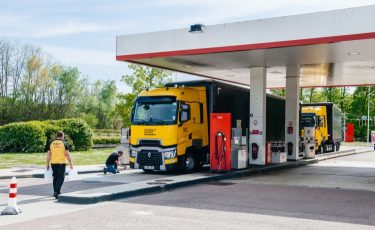üzemanyag töltőállomás benzinkút tehergépkocsi kamion