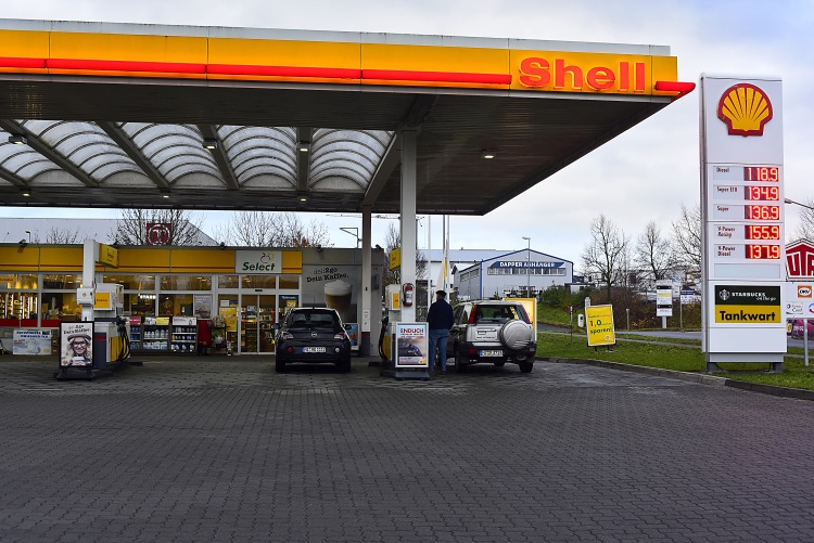 üzemanyag töltőállomás benzinkút