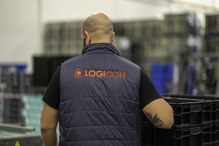 logicon dolgozó