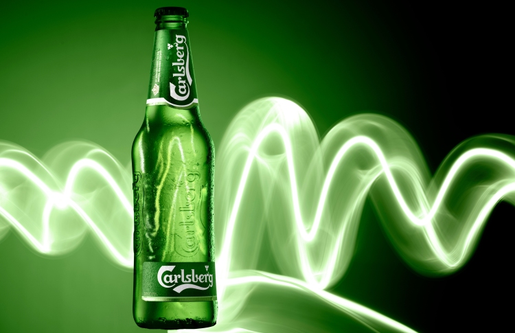 Carlsberg,Beer,Bottle,On,Green,Background,With,Light,Stripes