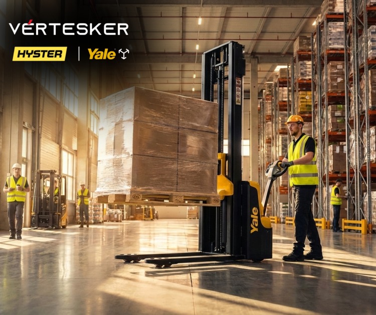 Ipari környezetben használt gyalogkíséretű Yale targonca egy logisztikai központban. amely a modern raktárlogisztika egyik alapgépe.