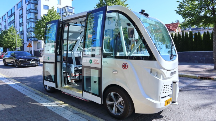 Már utasokat is szállítanak az autonóm transzferbuszok
