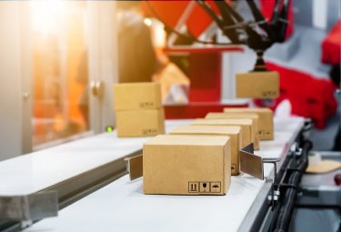 Raktári robot csomagkezelés közben