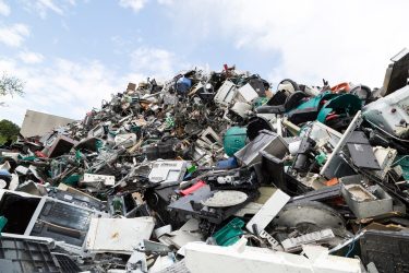 Felhalmozott elektronikai hulladék különféle háztartási és informatikai eszközökkel.