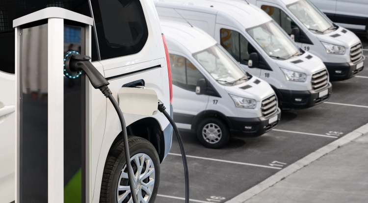 Töltés alatt álló elektromos furgonok egy vállalati flottában.