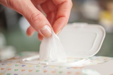 A nedves törlőkendő csomagolásán egyértelmű jelölést kell alkalmazni (fotó: Shutterstock)