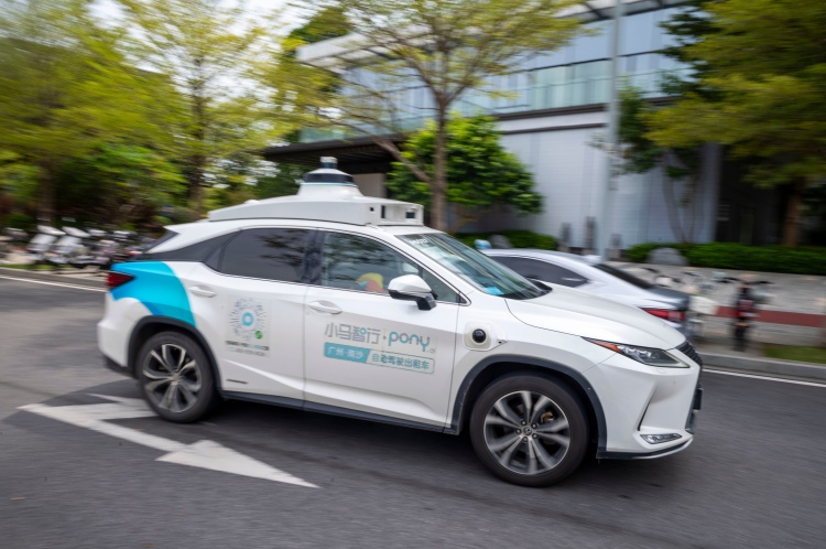 Még idén több ezer önvezető robottaxi állhat munkába