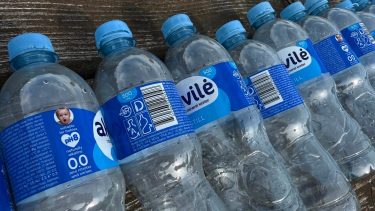 Műanyag palackok címkékkel újrahasznosítás előtt.