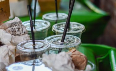 Eldobható műanyag poharak és csomagolási hulladék gyűjtése.