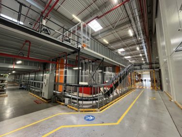 Az SR-LOGISTIC automatizált szállítópálya-rendszere egy modern logisztikai központban.
