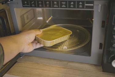 Mikrózható fémtálca készételekhez