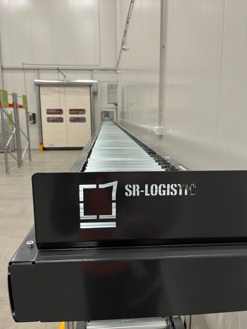 Az automatizált szállítópálya-rendszer biztosítja a folyamatos árumozgatást és nyomon követést.