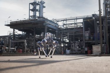 Az ANYmal robotkutya önálló állapotfelügyeleti feladatokat végez egy ipari létesítményben.