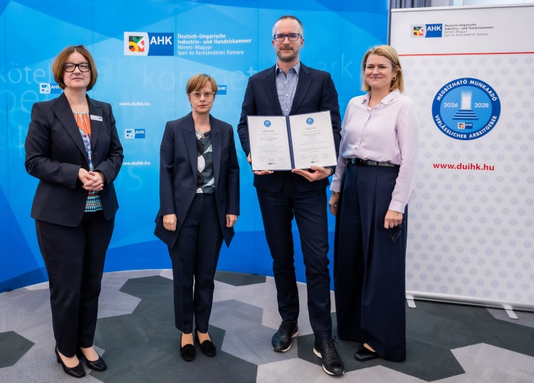A Gebrüder Weiss képviselői átveszik a Megbízható Munkaadó elismerést Budapesten.