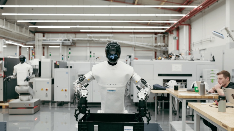 Humanoid robot ládákat mozgat egy ipari logisztikai környezetben.