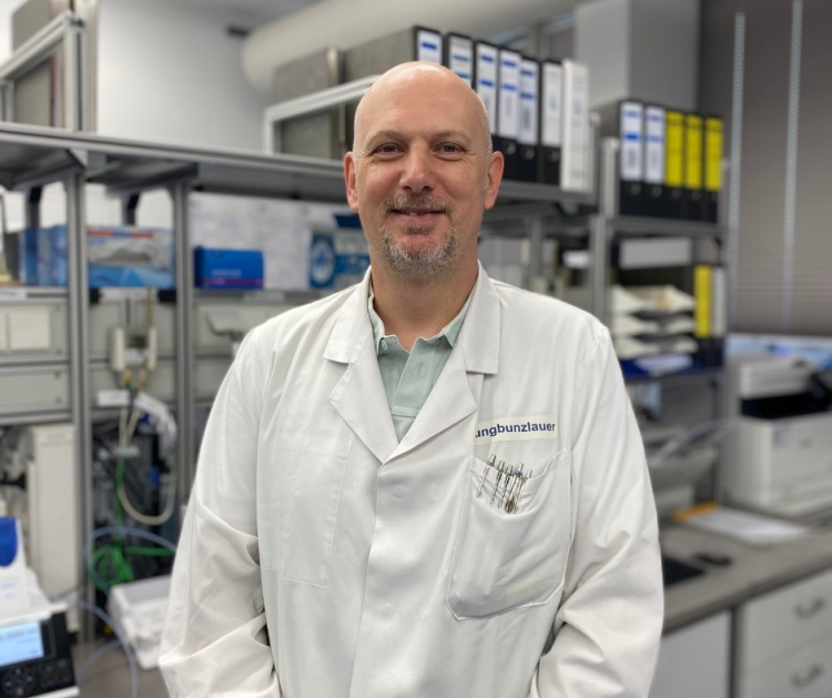 Dr. Jochen Jung a monitorozási rendszer működését értékeli.