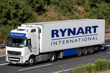 Volvo teherautó közlekedés közben.