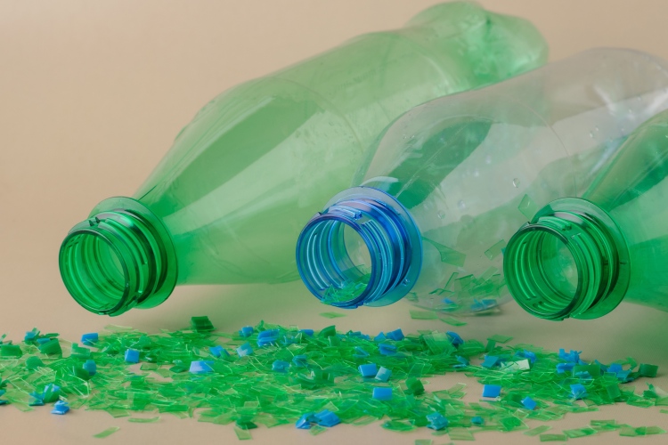 Új kupakkal segítik elő a palackok újrahasznosíthatóságát