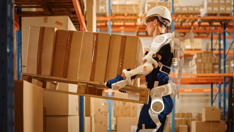 Exoszkeleton segíti az emelést