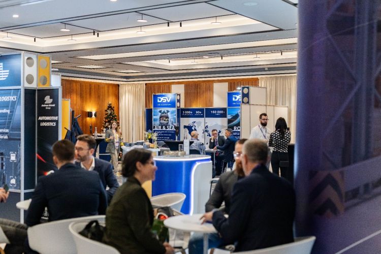 Résztvevők szakmai megbeszéléseket folytatnak a rendezvény kiállítási és networking területén.