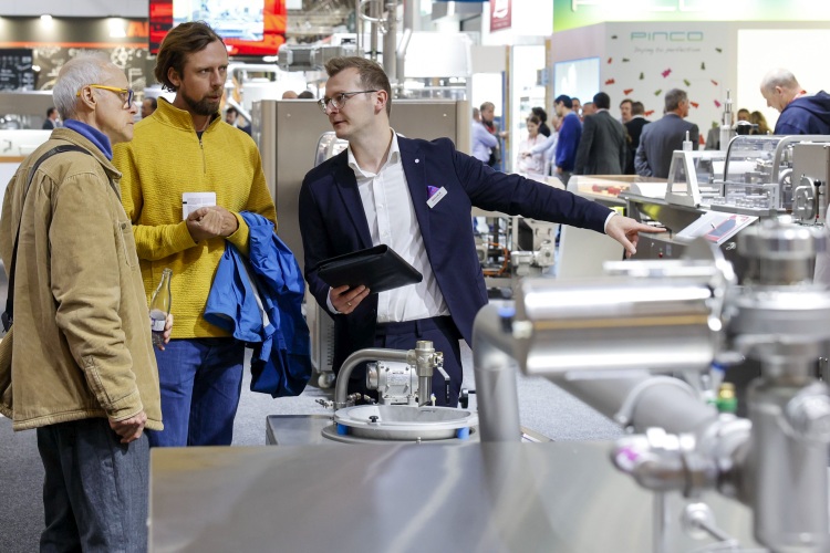 Látogatók az Interpack kiállításon