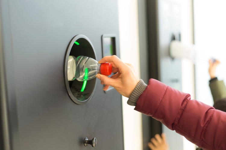 Túl sok palackot gyűjtött, csökkentették a segélyét
