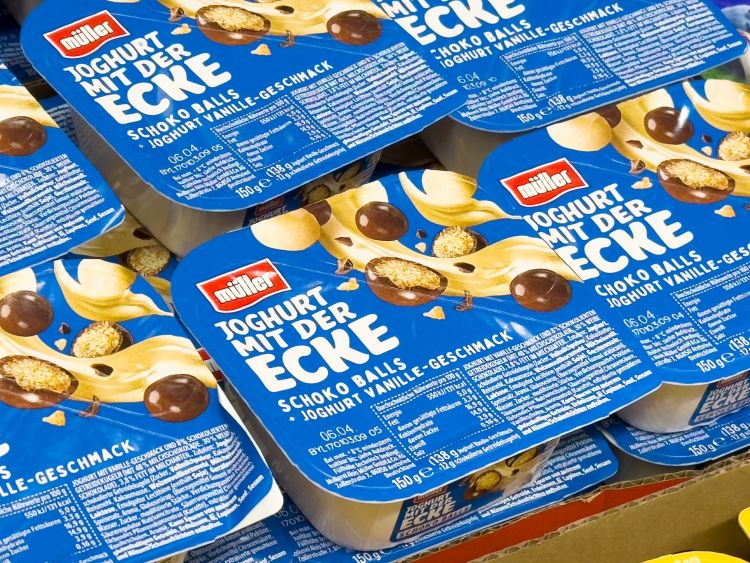 A Müller is újrahasznosított tejtermékes poharakat használ