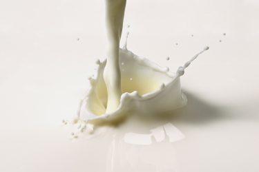 Lebomló tejes tasak Indiából csomagolás