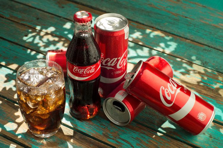 Új külsőt kapnak a Coca-Cola palackok és dobozok
