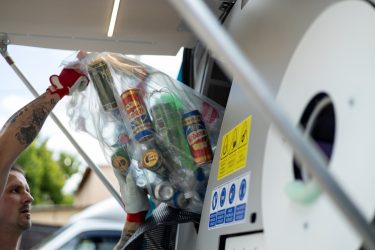visszaváltós autóba szórják a palackokat