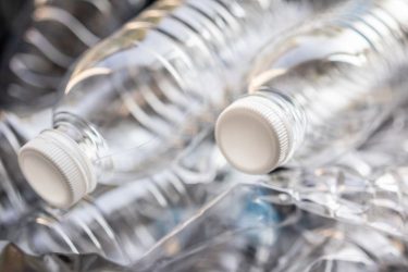PET palackok Európai Bizottság ellenőrzés műanyagtartalom